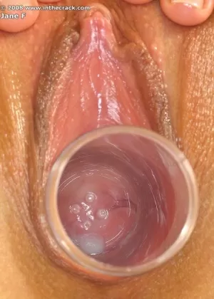 Любительская женщина Горячая мамаша фаллоимитирует свою лысую пизду в колготках без промежности