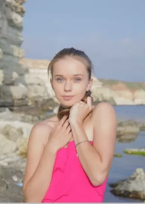 Сексуальная молоденькая Милена Ди отлично позирует в соло на мотоцикле в поле