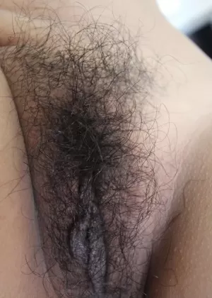 Нахальная азиатская милфа снимает свое нижнее белье и обнажает свою розовую пизду