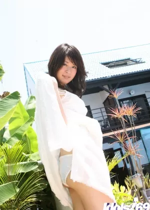 Застенчивая азиатка с маленькими сиськами медленно снимает с себя одежду