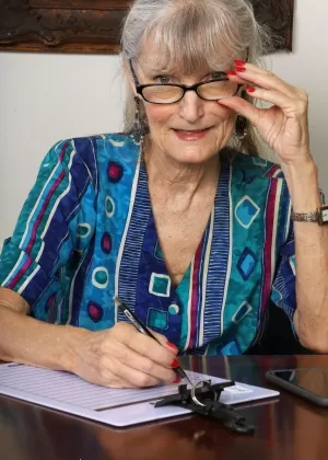 Похотливая бабуля Джуэл соблазняет негра большим членом для секса на столе