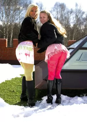 Блондинка-бомба Ману Магнум сосет и трахается с чуваком в сапогах до колен