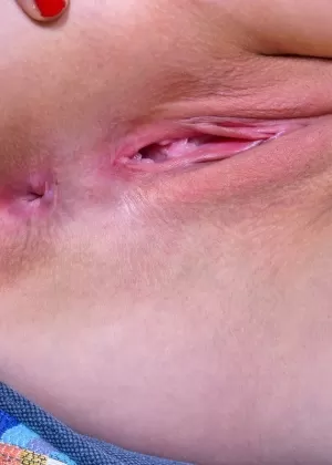 Толстая зрелая женщина кудрявая Кэрол обнажает прозрачные трусики во время действия под юбкой