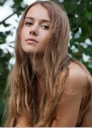 Худенькая молодая модель Лина Даймонд снимает шорты, чтобы позировать обнаженной на столе для пикника