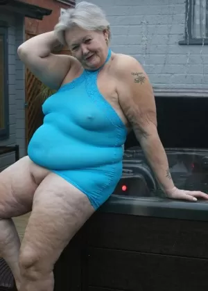 Полная блондинка Мелоди работает без красивого платья на балконе