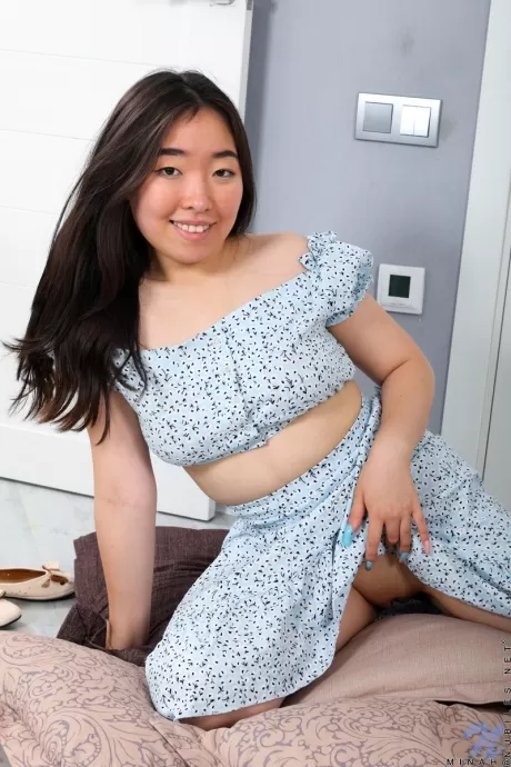 Японки: Под юбкой