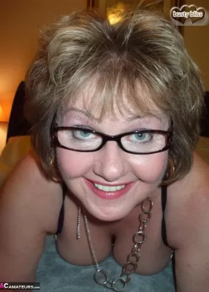 Великолепная зрелая красотка с большими сиськами Шей Фокс показывает свои сиськи