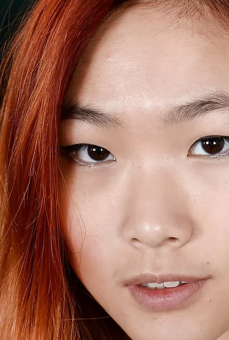 Азиатка-новичок Леа Харт демонстрирует красивую попку и раздвигает бритую вагину