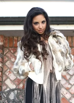 Дикая девушка-подросток Тринити Сент-Клер впервые пробует свою удачу в грубом сексе