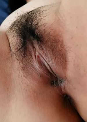 Захватывающая дух подружка Лили Лабо вылизывает свою киску и дрочит ее