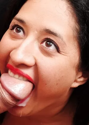 Зрелая толстушка Натали делает минет и получает свежую сперму