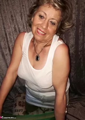 Большая сиськастая ома Каро стягивает с себя нижнее белье, чтобы показать свою большую задницу в нейлоновых чулках