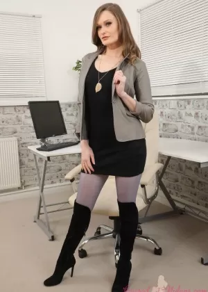 Британская секретарша Хонор Мэй ласкает свои маленькие сиськи в колготках без промежности