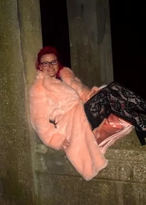 Старая британка бабушка Либби обнажает свои сиськи на качелях на скамейке на заднем дворе