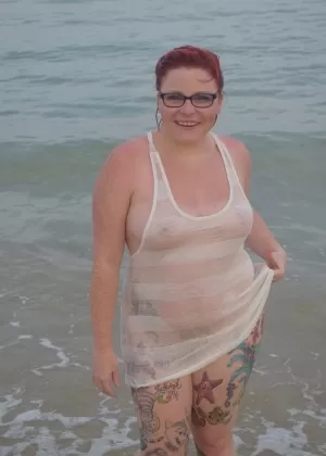 Блондинка Джулия Пинк щеголяет спермой в жопе после межрасового ДП