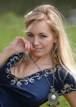 Блондинка любительница Сэнди моделирует часы Citizen divers в черных кожаных штанах