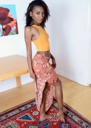 Черная любительница Рэйвен Уайлд обнажает свою тугую попку, а затем свою розовую киску