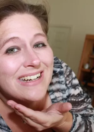 Блондинка Ди Уильямс проливает сперму на огромные сиськи после соблазнения мужчины