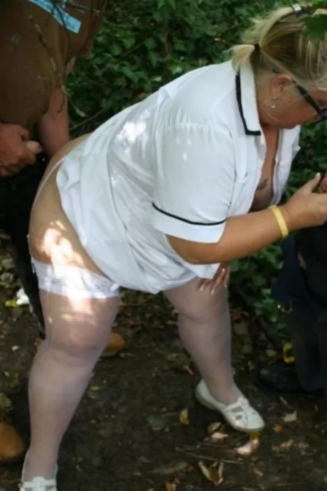 Тучная блондинка медсестра Лекси Каммингс занимается сексом с двумя мужчина 15