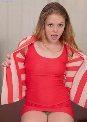 Миниатюрная молоденькая София Монро впервые раздевается, чтобы позировать обнаженной