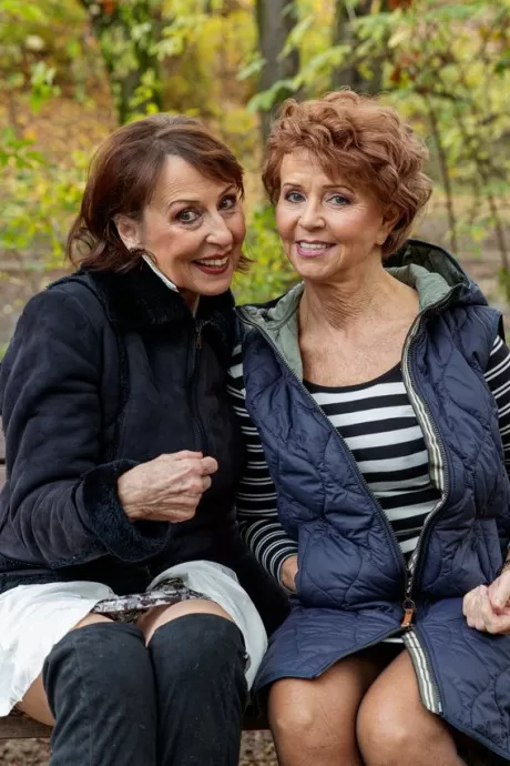 Зрелые женщины приводят молодого человека домой для жесткого сек 1