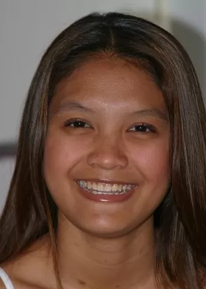 Азиатка-новичок Тай Энджел раскрывает свои упругие сиськи, прежде чем показать свой рывок