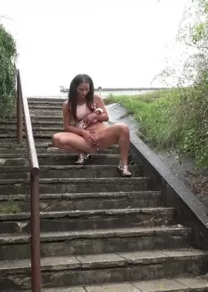 Кавказская подросток Николетт Нуар писает, спускаясь по общественной лестнице