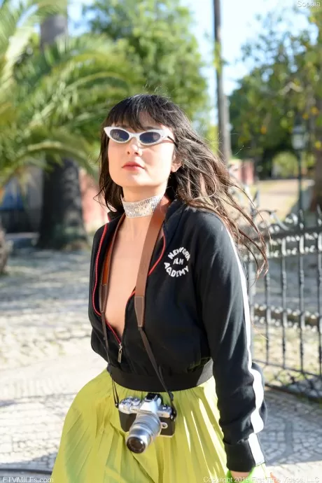 Сексуальная азиатка обнажает свою киску во время выступления под юбкой