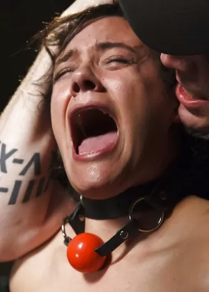 Любительская негритянка Алана отсасывает огромный член и скачет на нем без ограничений