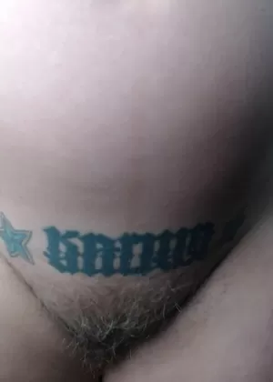 Азиатка-новичок медленно обнажает свою плоскую грудь и подстриженный куст на своей кровати