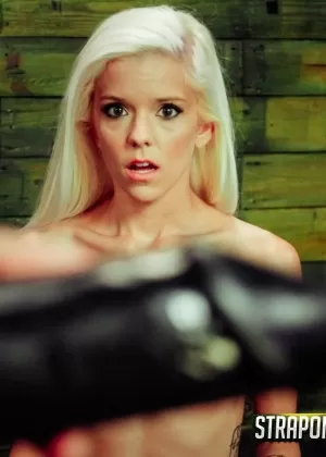 Брюнетка соло девушка Ната теребит пальцами свою лысую киску в фетишистском наряде