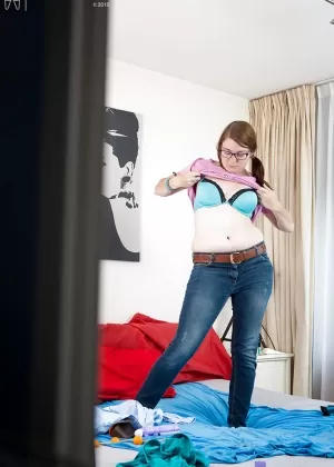 Пожилая любительница с короткими волосами раздевается и мастурбирует в своей ванной