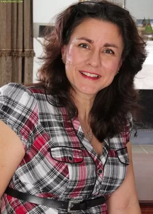 Зрелая брюнетка Джанна Джонс играет со своими твердыми возбужденными сосками