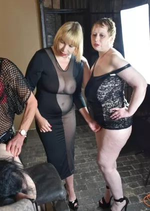 Тучная блондинка сбрасывает офисную одежду перед мастурбацией на полу