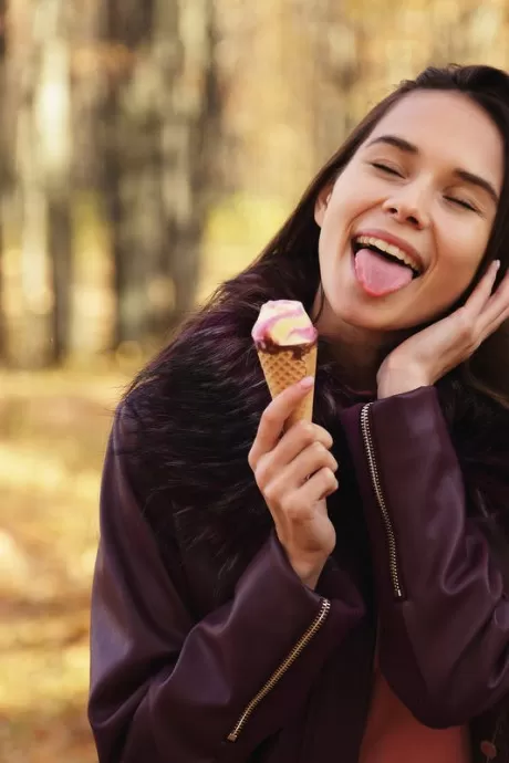 Милая русская девушка Леона Миа ест мороженое в ле 2