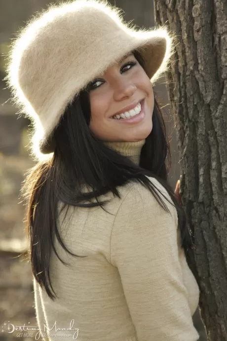 Темноволосая красавица Дестини Муди раздевается дого