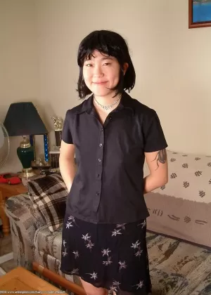 Великолепная азиатская модель Кэди демонстрирует свою симпатичную волосатую вагину