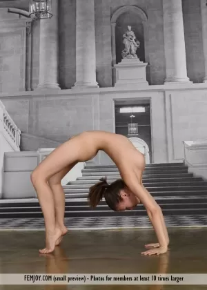 Большая сиськастая самка демонстрирует свою гибкость голышом на кровати