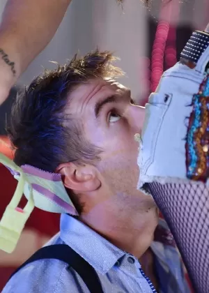 Девушка-подросток Прима демонстрирует гибкость и бритую киску в колготках без промежности