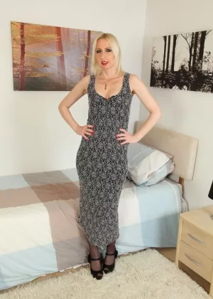 Очень классная и сексуальная зрелая толстушка блондинка демонстрирует свою горячую задницу в сексуальной мини-юбке