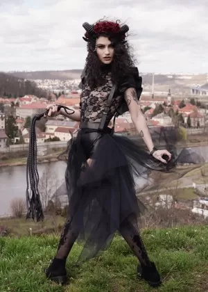 Латиноамериканка Дестини Круз моделирует бикини перед сексом с бросанием салата