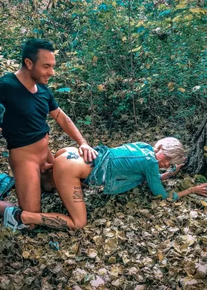 Любительская цыпочка с короткими светлыми волосами и ее друг-мужчина трахаются в общественном месте