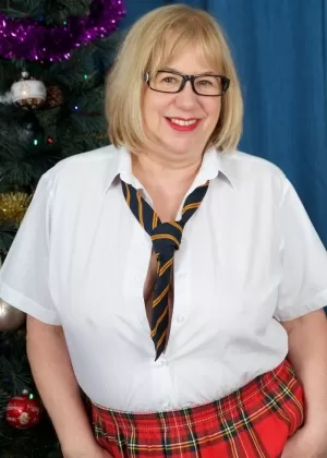 Пухленькая порнозвезда Дезире освобождает огромные сиськи от школьной формы