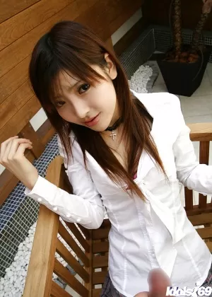 Симпатичная азиатка делает минет и получает сперму в рот