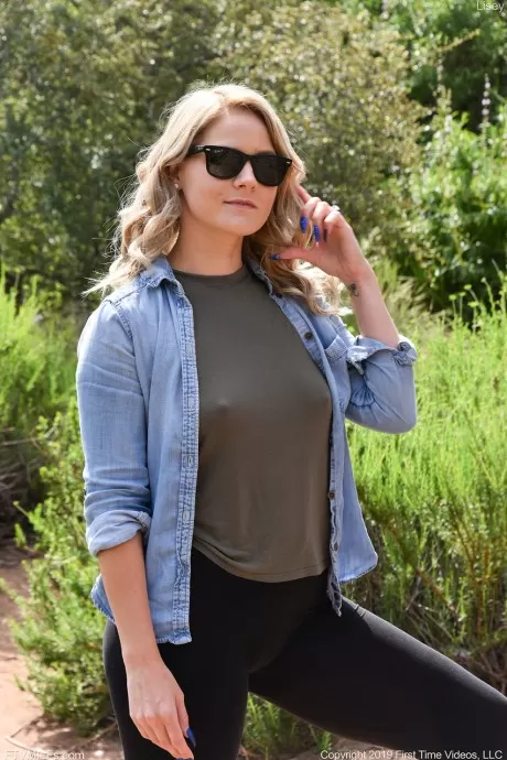 Натуральная блондинка показывает свою шикарную задницу и натуральные сиськи, прежде чем поиграться со своей киской