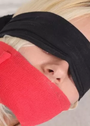 Миниатюрная любительница Люси Би трахается с завязанными глазами и в наручниках