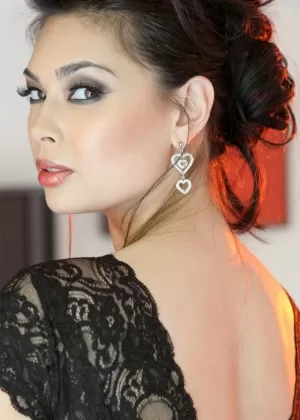 Распутная азиатка любительница трахается с большим стояком и получает сперму в свою лохматую пизду