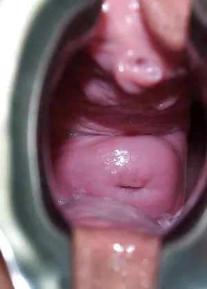 Дерзкая зрелая медсестра в ажурных чулках теребит свою подстриженную пизду