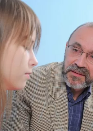 Красивую молодую девушку с прекрасной грудью обманом заставляют заняться сексом со стариком