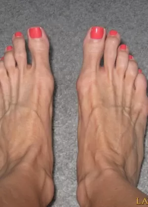 Зрелая рыжеволосая Даймонти раздевается в солнцезащитных очках